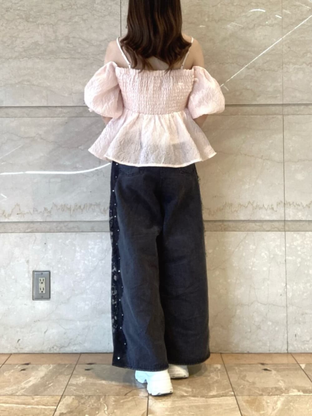 ホワイト系のサンダル、ピンク系のシャツ/ブラウス、ブラック系のデニムパンツを着用したレディースの夏コーディネートの4枚目の写真