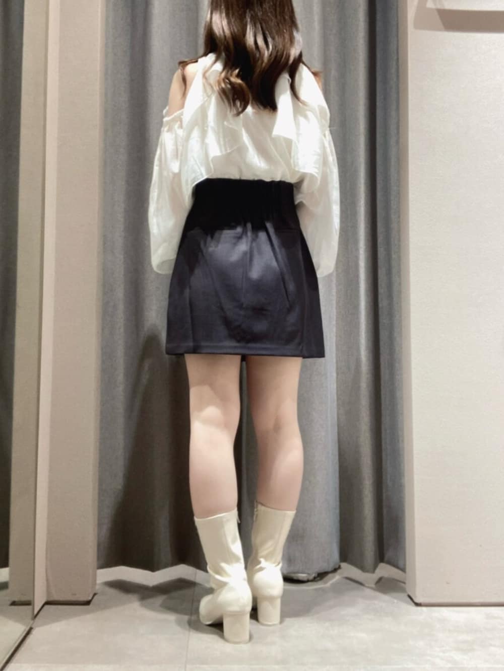 ホワイト系のシャツ/ブラウス、グレー系のスカート、ホワイト系のブーツを着用したレディースの夏コーディネートの3枚目の写真