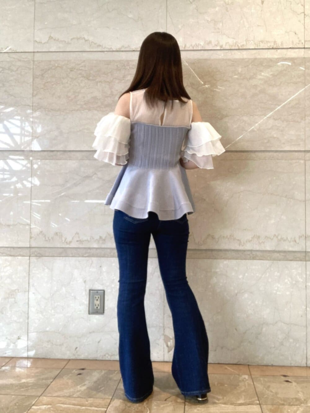 パープル系のその他トップス、ブルー系のデニムパンツ、ブラック系のサンダルを着用したレディースの春コーディネートの4枚目の写真