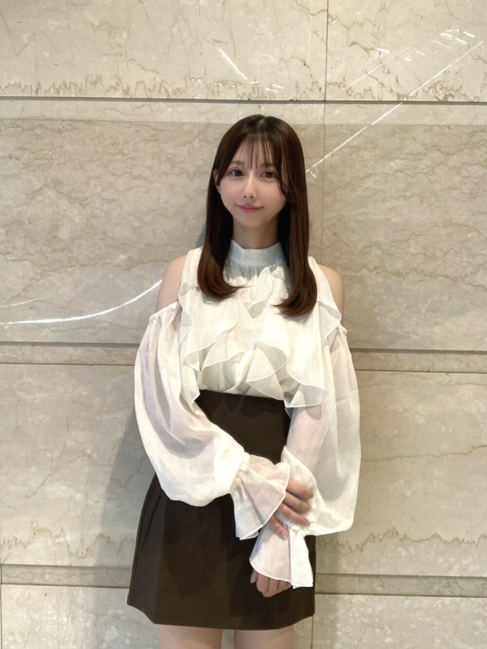 ホワイト系のシャツ/ブラウス、グレー系のスカート、ホワイト系のブーツを着用したレディースの夏コーディネートの4枚目の写真