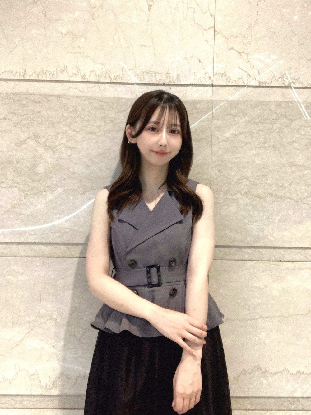ブラック系のワンピース、ホワイト系のブーツを着用したレディースの秋コーディネートの4枚目の写真