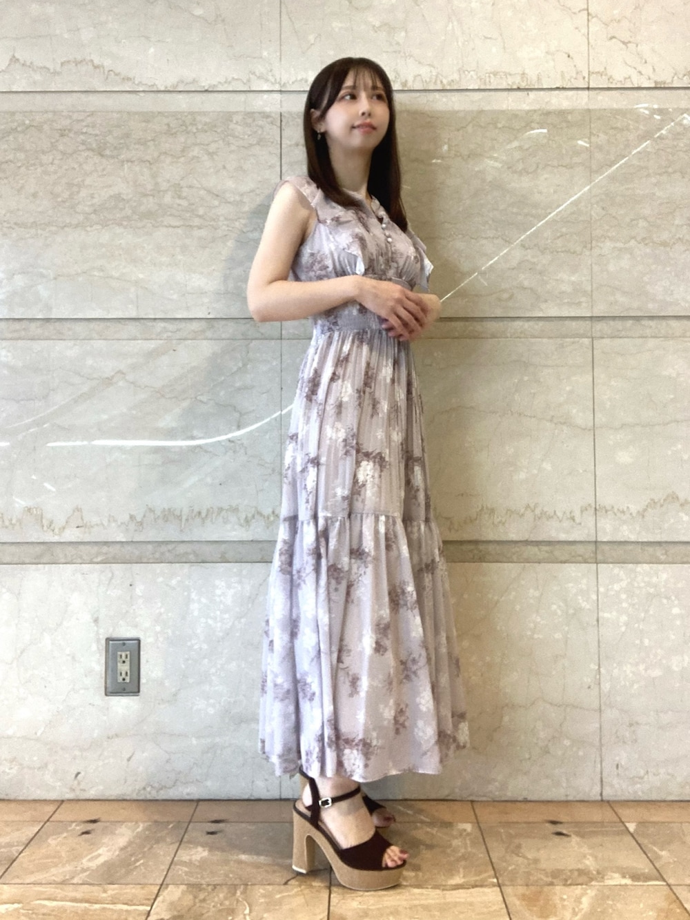 ピンク系のワンピース、ブラウン系のサンダルを着用したレディースの夏コーディネートの3枚目の写真