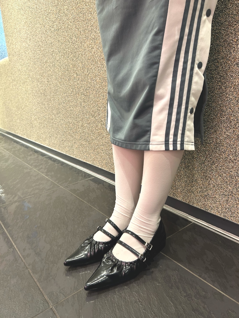 ブラック系のパンプスを着用したレディースの夏コーディネートの2枚目の写真