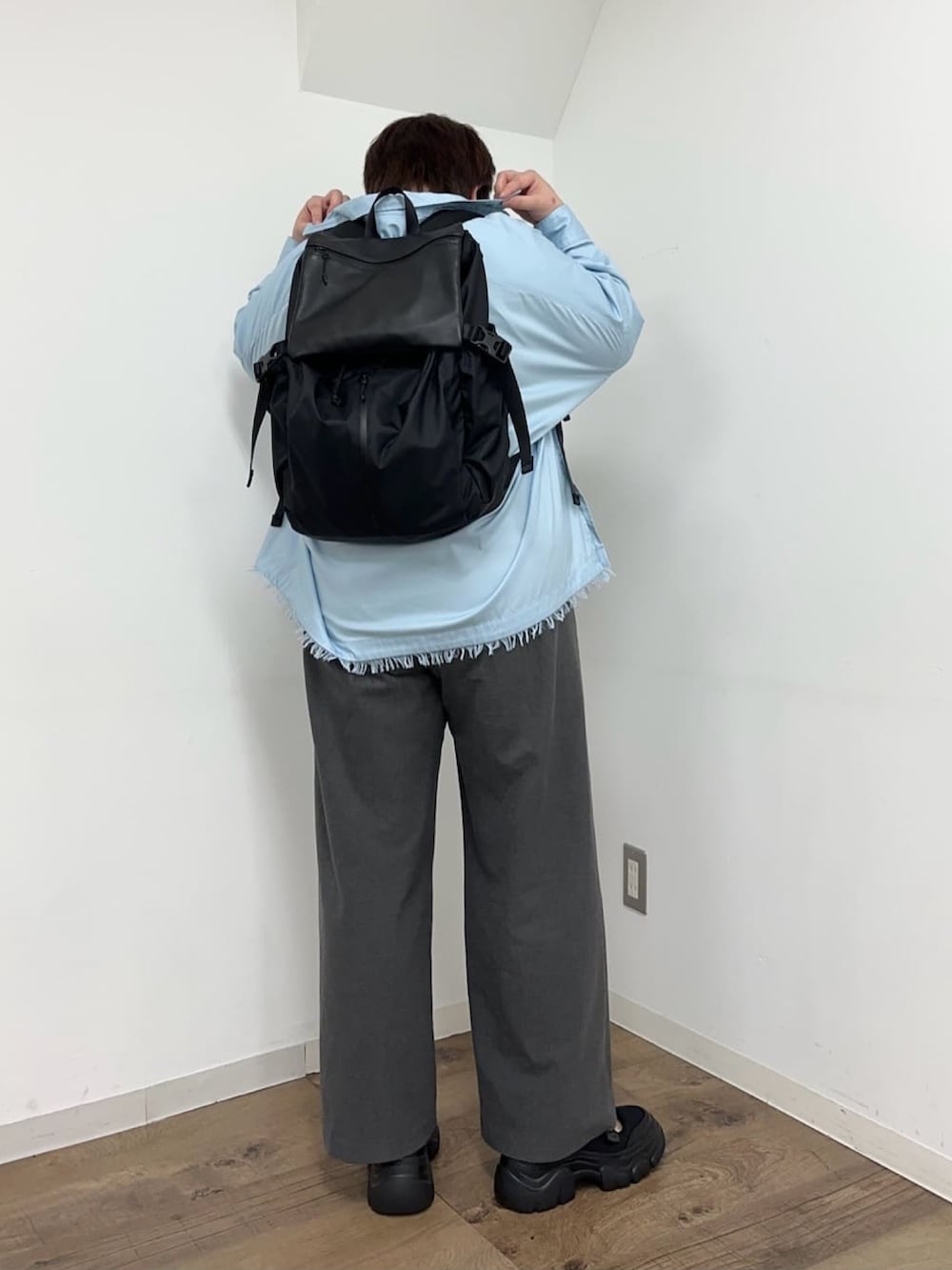 ブラック系のバックパック/リュック、ブルー系のシャツ/ブラウス、ブラック系のキーケース/キーアクセサリーを着用したレディースの春コーディネートの3枚目の写真