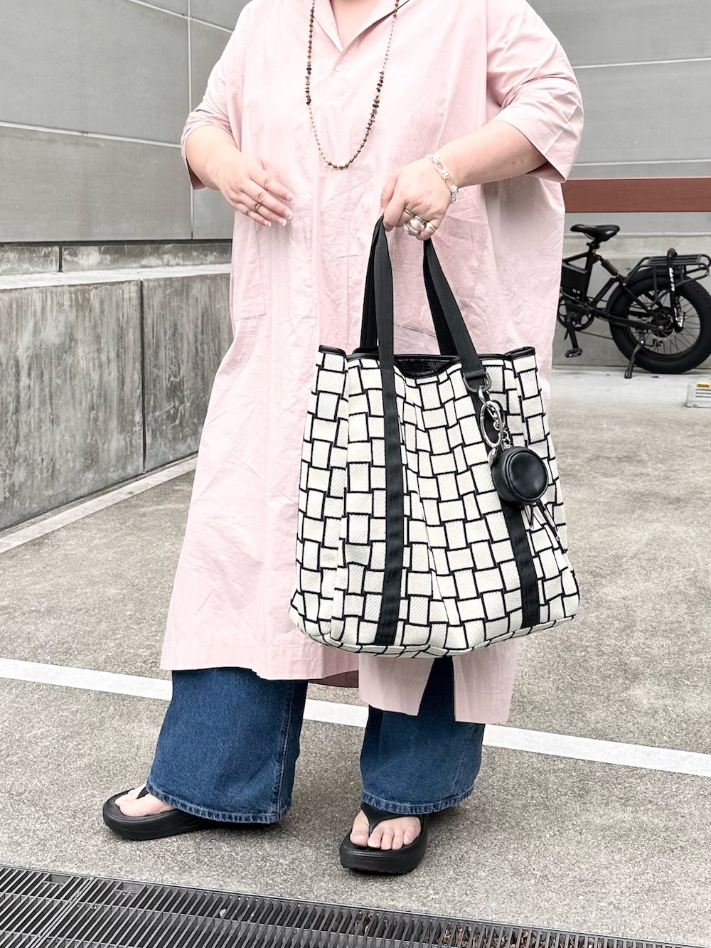 ブラック系のチャームを着用したレディースの夏コーディネートの5枚目の写真