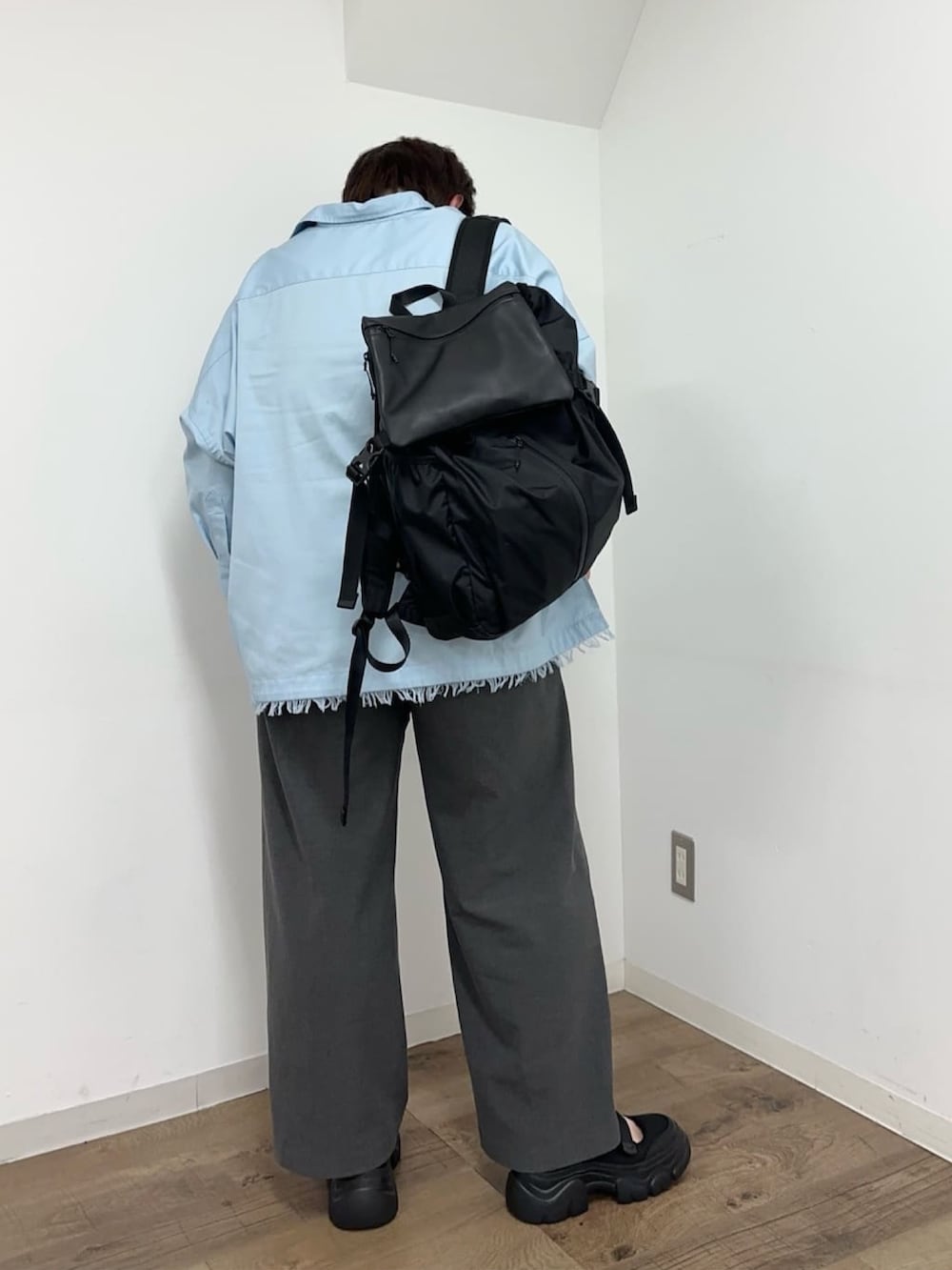 ブラック系のバックパック/リュック、ブルー系のシャツ/ブラウス、ブラック系のキーケース/キーアクセサリーを着用したレディースの春コーディネートの2枚目の写真