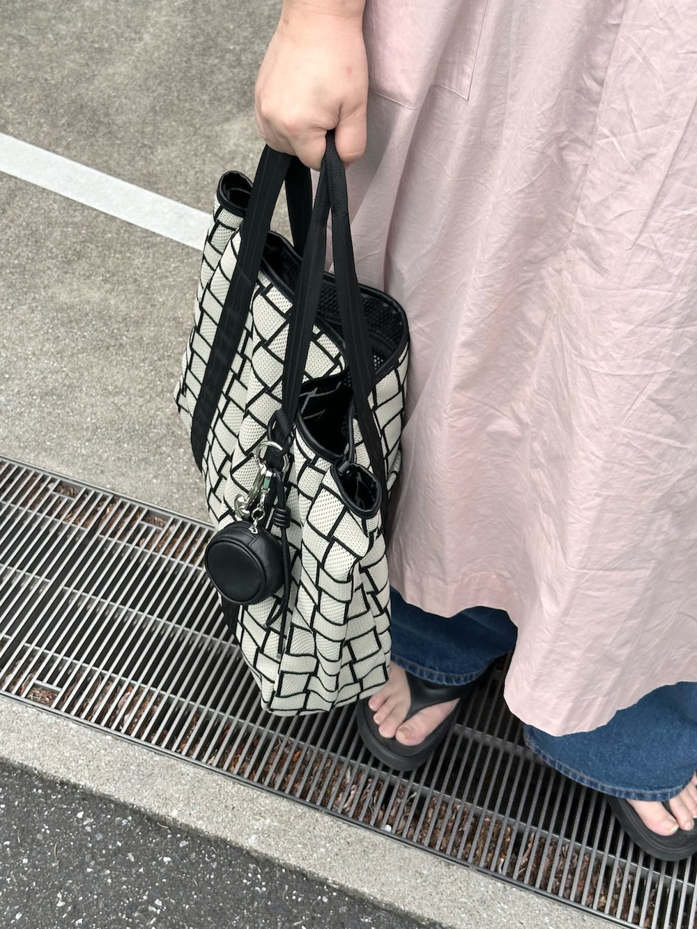 ブラック系のチャームを着用したレディースの夏コーディネートの4枚目の写真