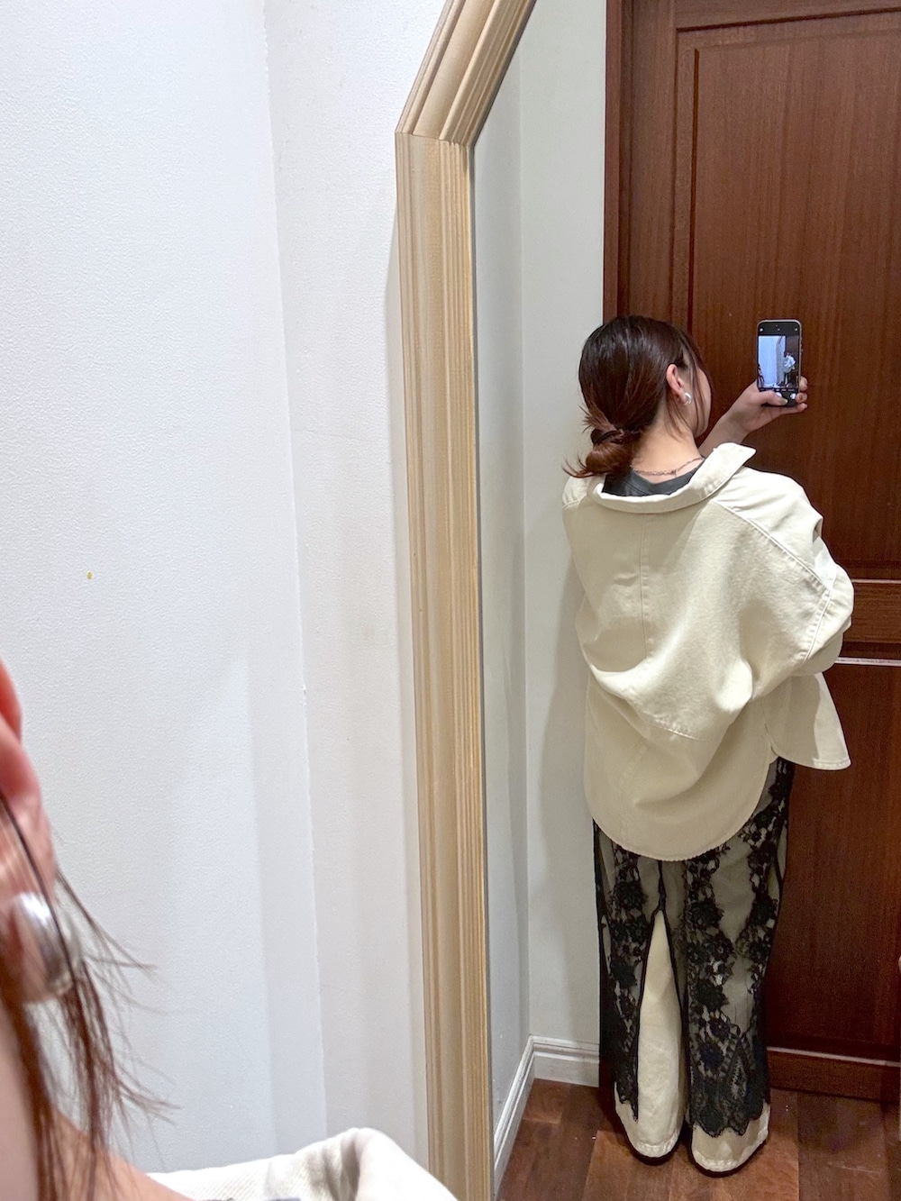 イエロー系のシャツ/ブラウス、イエロー系のデニムパンツ、ブラック系のTシャツ/カットソーを着用したレディースの冬コーディネートの4枚目の写真