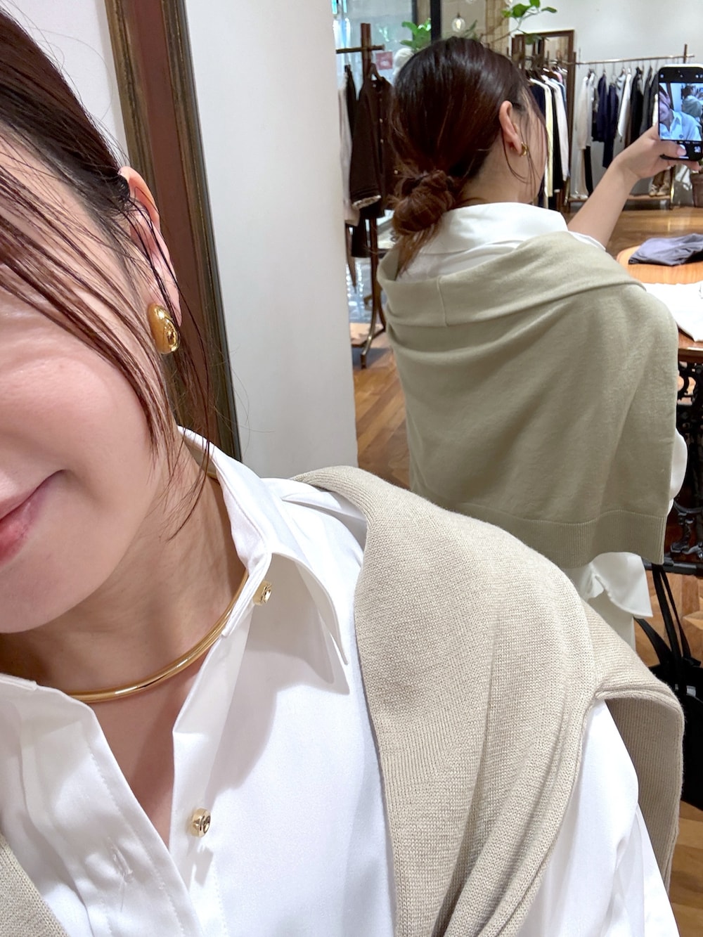 ホワイト系のシャツ/ブラウス、ホワイト系のスカート、ブラック系のトートバッグを着用したレディースの冬コーディネートの2枚目の写真