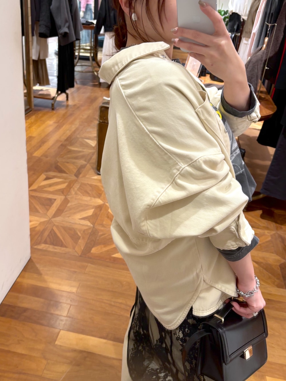 イエロー系のシャツ/ブラウス、イエロー系のデニムパンツ、ブラック系のTシャツ/カットソーを着用したレディースの冬コーディネートの3枚目の写真