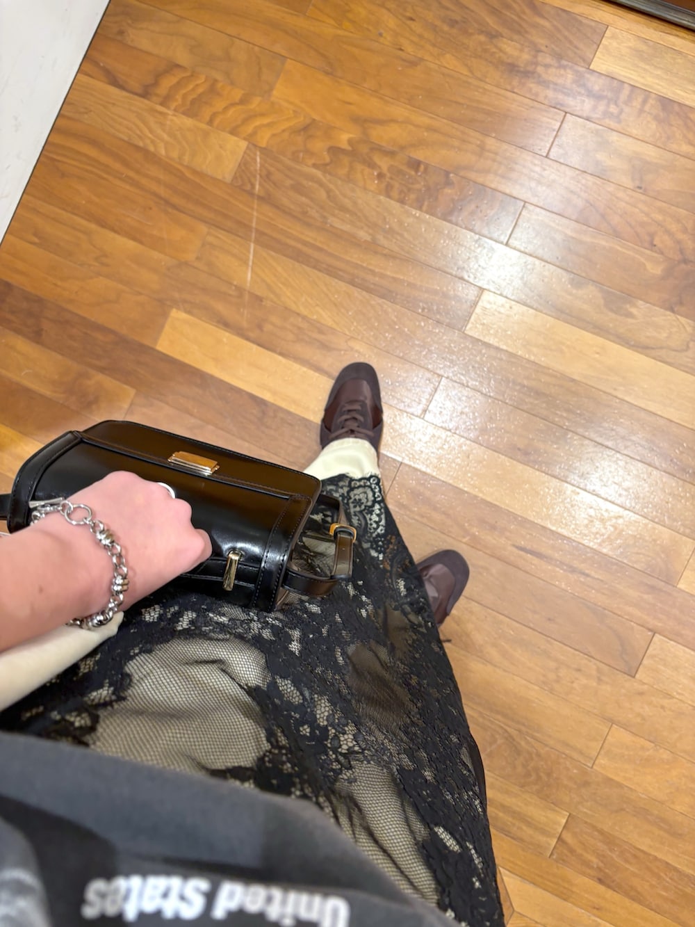 イエロー系のシャツ/ブラウス、イエロー系のデニムパンツ、ブラック系のTシャツ/カットソーを着用したレディースの冬コーディネートの5枚目の写真