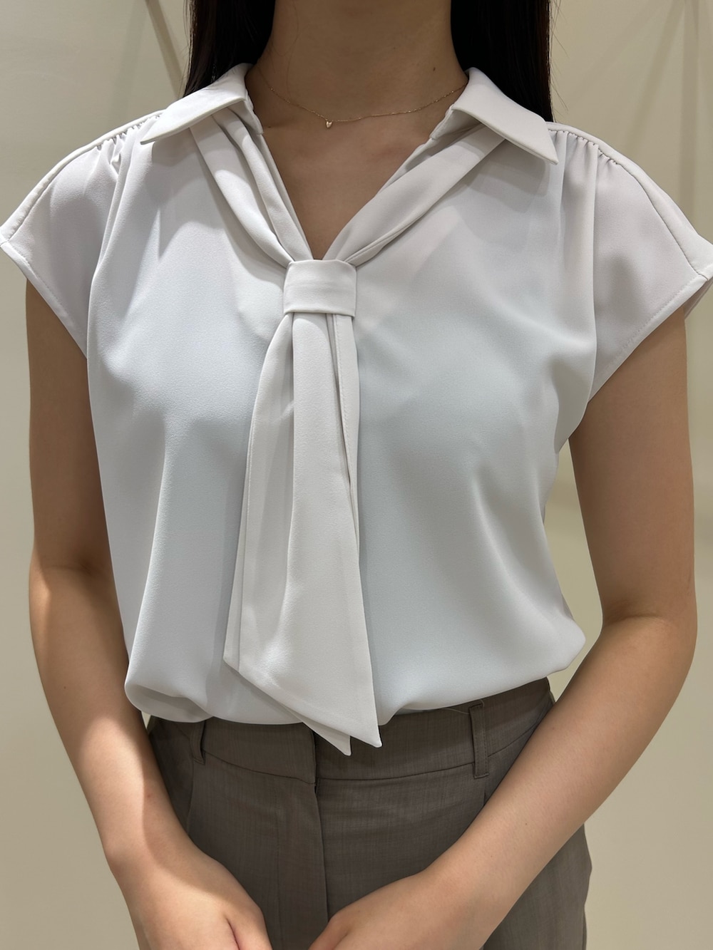 ホワイト系のシャツ/ブラウス、ベージュ系のその他パンツ、ブラック系のトートバッグを着用したレディースの夏コーディネートの4枚目の写真
