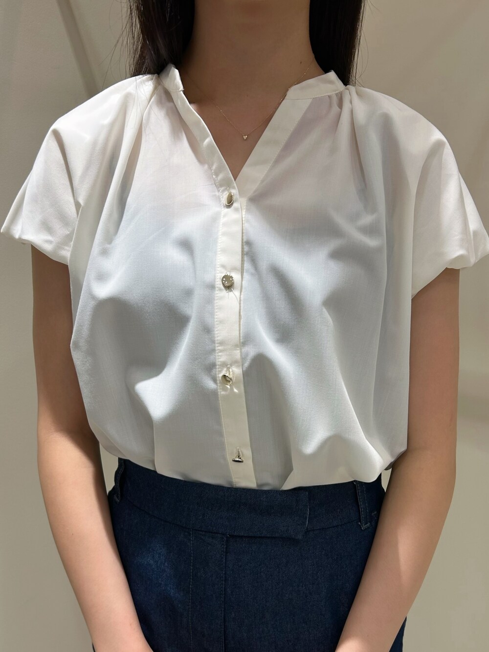 ホワイト系のシャツ/ブラウス、ブルー系のデニムパンツ、ブラック系のボストンバッグを着用したレディースの夏コーディネートの6枚目の写真