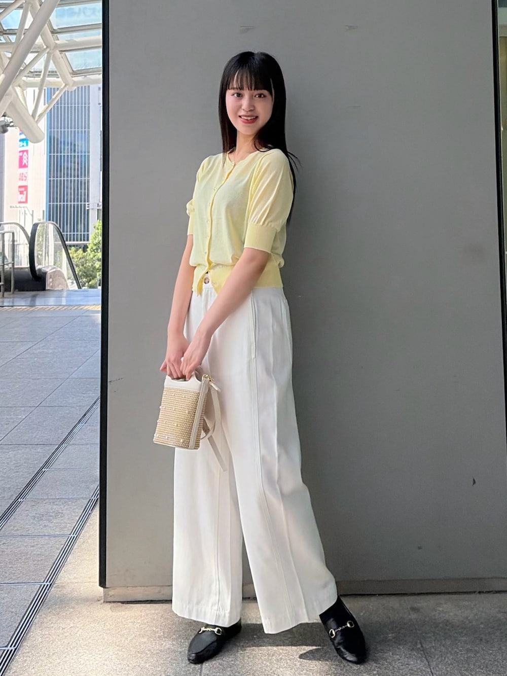 ブルー系のカーディガン/ボレロ、ホワイト系のその他パンツ、ブラック系のローファーを着用したレディースの夏コーディネートの2枚目の写真