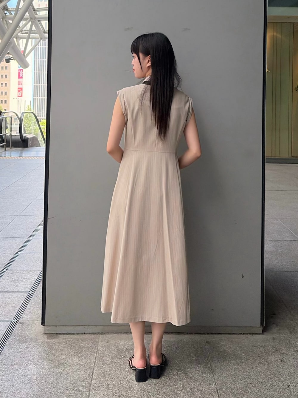 ベージュ系のワンピース、レッド系のトートバッグを着用したレディースの夏コーディネートの4枚目の写真