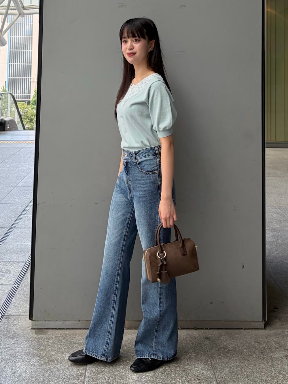 ブルー系のニット/セーター、ブルー系のその他パンツ、ブラック系のローファーを着用したレディースの夏コーディネートの3枚目の写真
