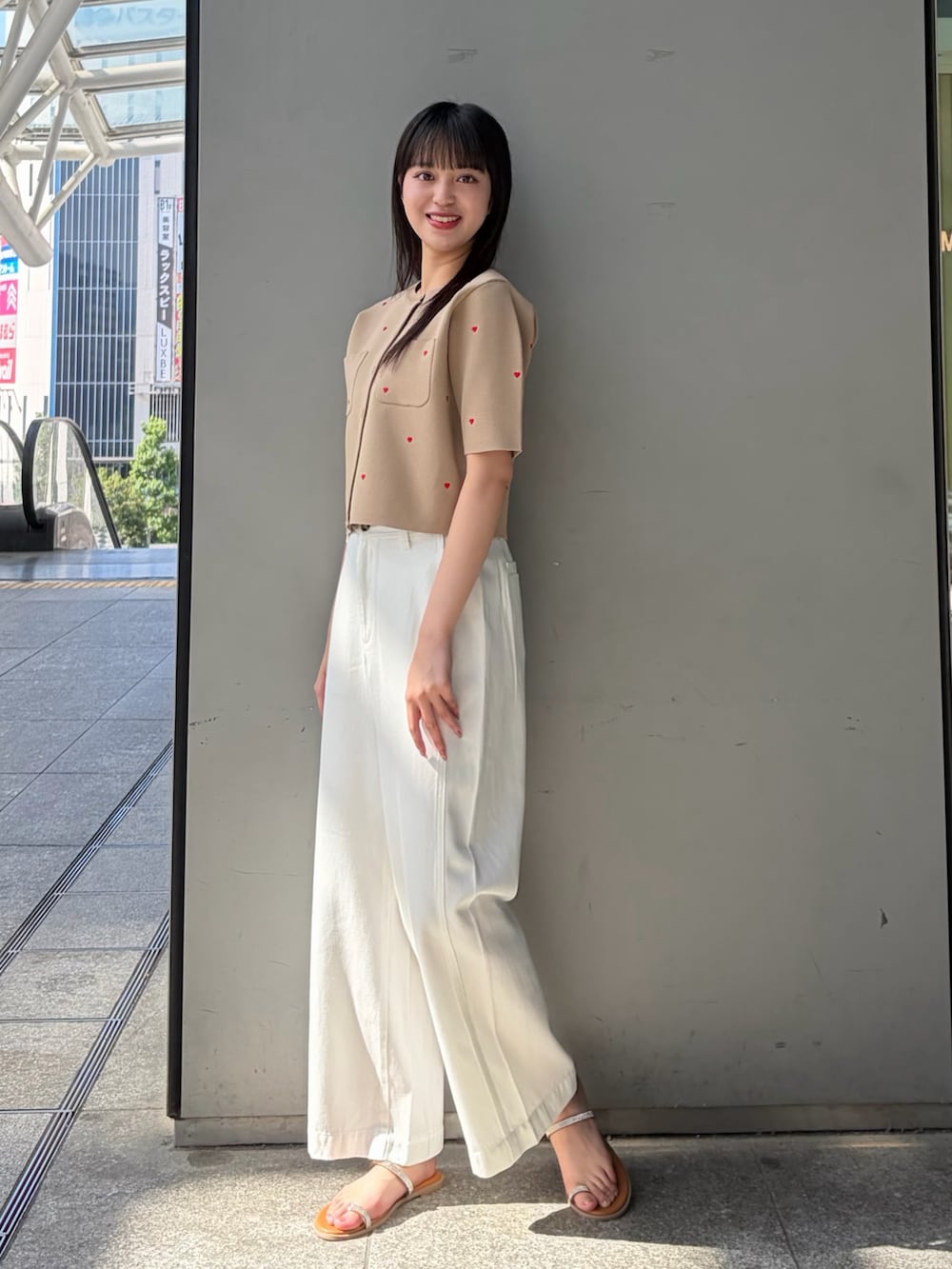 ベージュ系のカーディガン/ボレロ、ホワイト系のその他パンツ、イエロー系のサンダルを着用したレディースの夏コーディネートの3枚目の写真