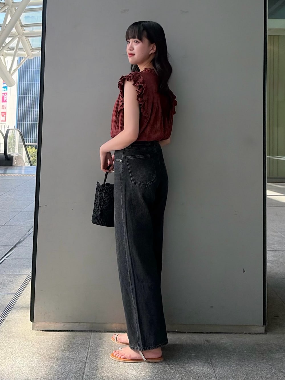 ブラウン系のTシャツ/カットソー、ブラック系のデニムパンツ、イエロー系のサンダルを着用したレディースの夏コーディネートの3枚目の写真