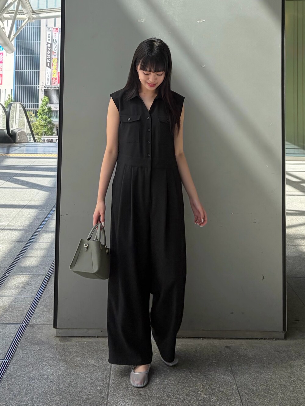 ブラック系のつなぎ/オールインワン、グリーン系のトートバッグを着用したレディースの夏コーディネートの2枚目の写真