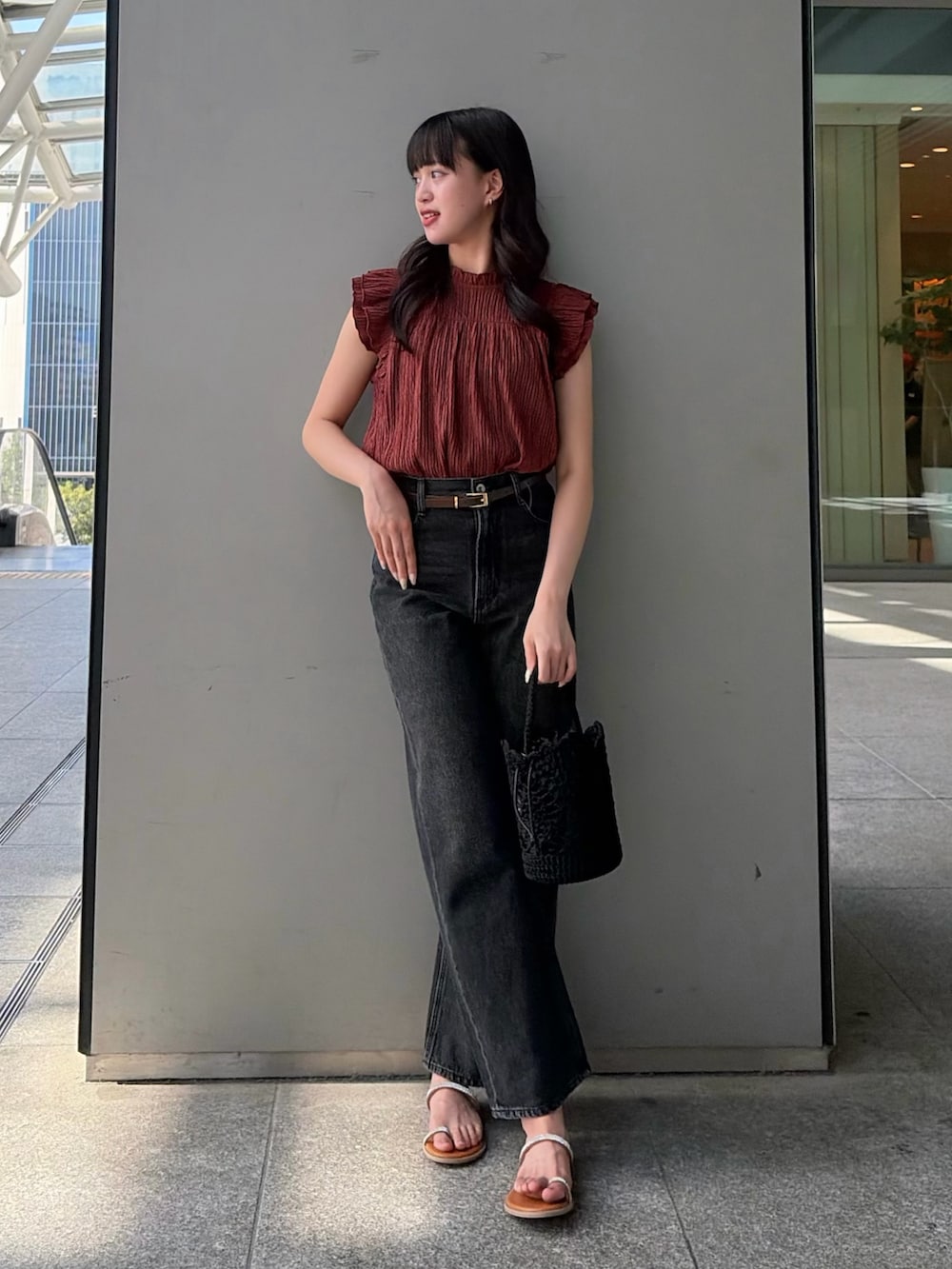 ブラウン系のTシャツ/カットソー、ブラック系のデニムパンツ、イエロー系のサンダルを着用したレディースの夏コーディネートの2枚目の写真