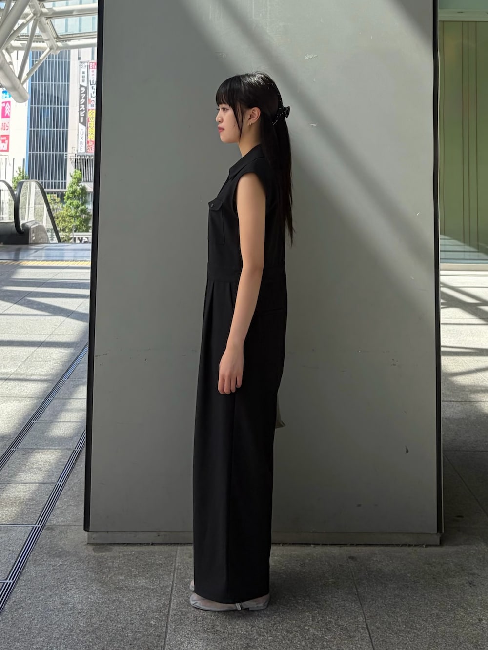 ブラック系のつなぎ/オールインワン、グリーン系のトートバッグを着用したレディースの夏コーディネートの4枚目の写真