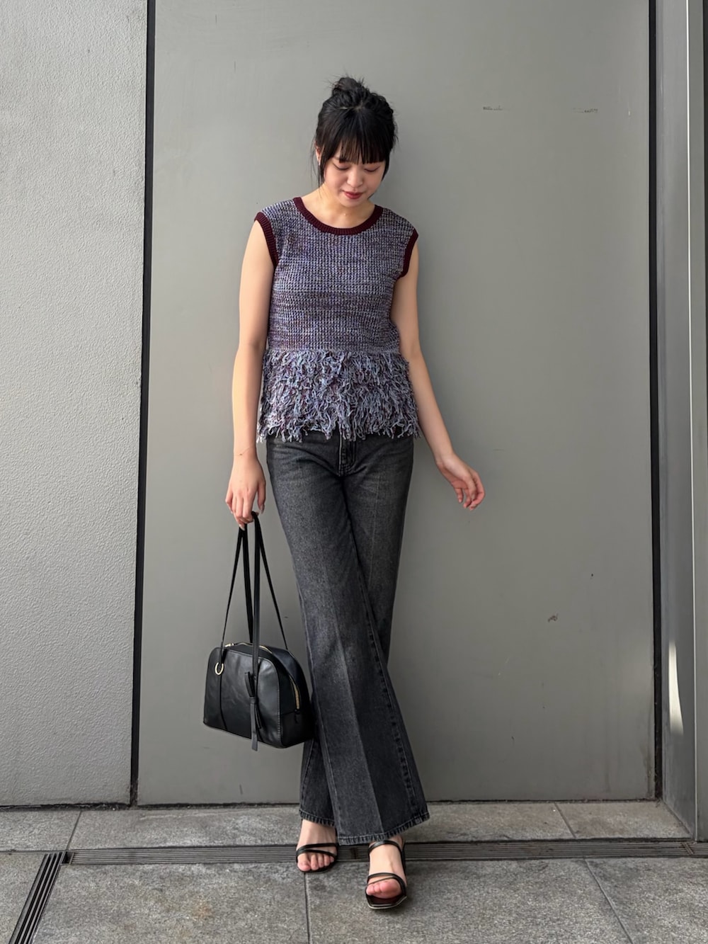 ブラウン系のニット/セーター、ブラック系のその他パンツ、ブラック系のボストンバッグを着用したレディースの夏コーディネートの2枚目の写真