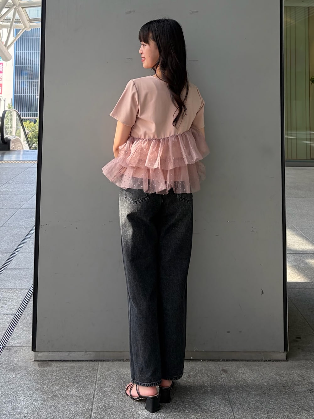 ピンク系のTシャツ/カットソー、ブラック系のデニムパンツを着用したレディースの夏コーディネートの4枚目の写真