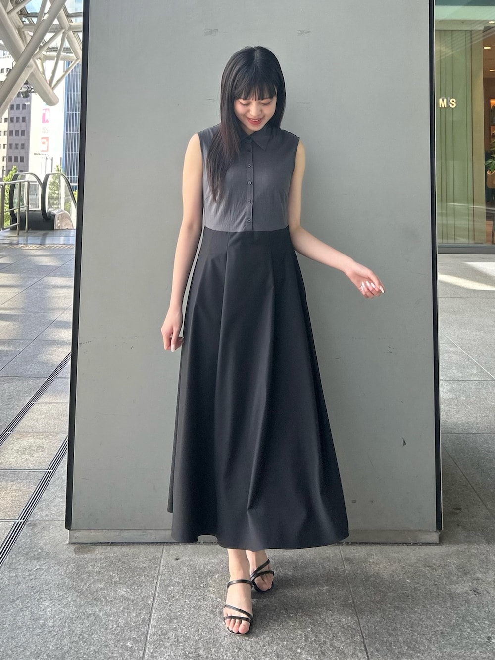 ブラック系のワンピースを着用したレディースの夏コーディネートの3枚目の写真