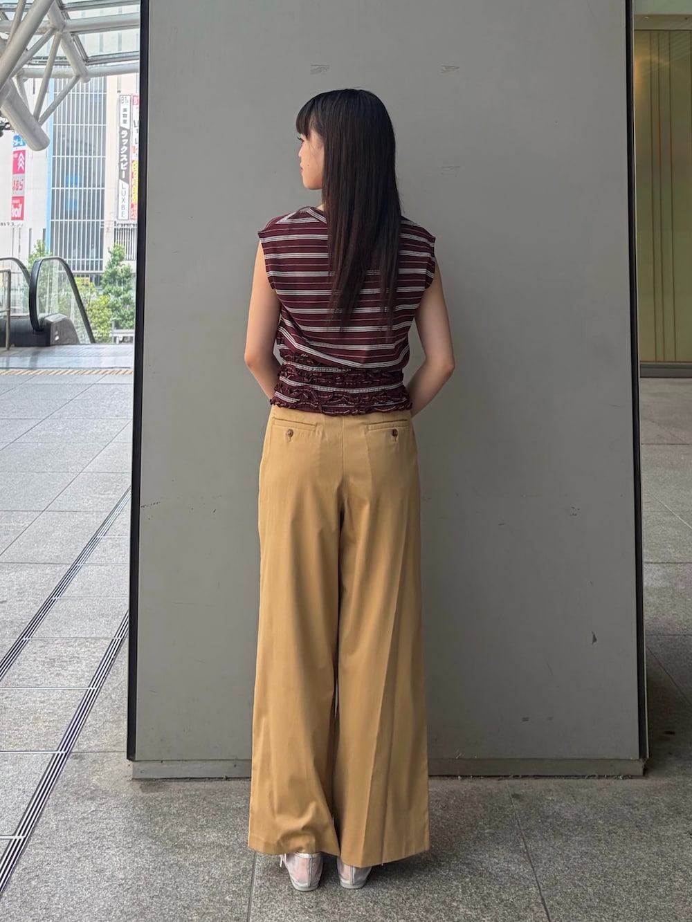 ブラウン系のTシャツ/カットソー、ベージュ系のその他パンツ、ホワイト系のボストンバッグを着用したレディースの夏コーディネートの4枚目の写真