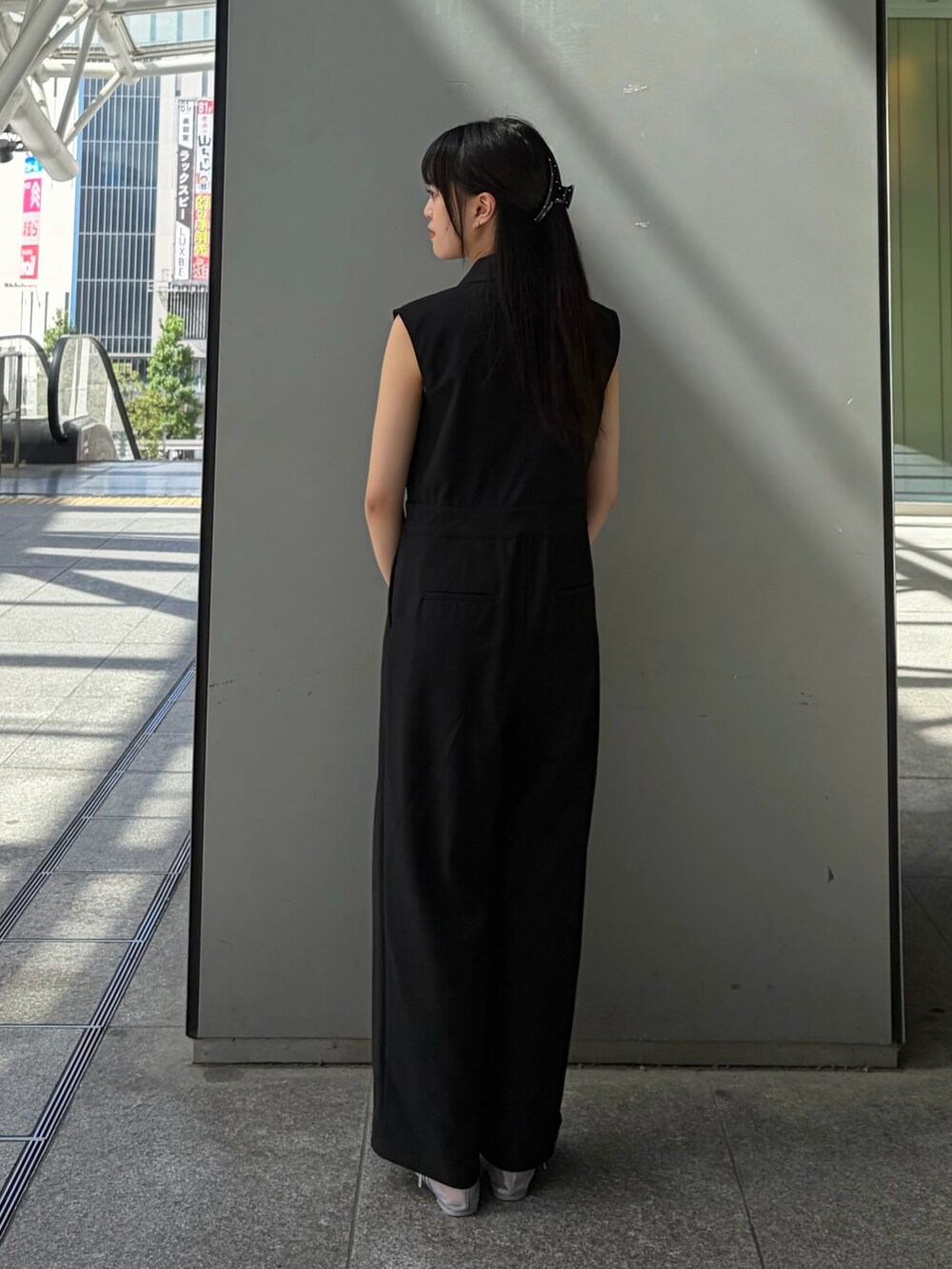 ブラック系のつなぎ/オールインワン、グリーン系のトートバッグを着用したレディースの夏コーディネートの5枚目の写真
