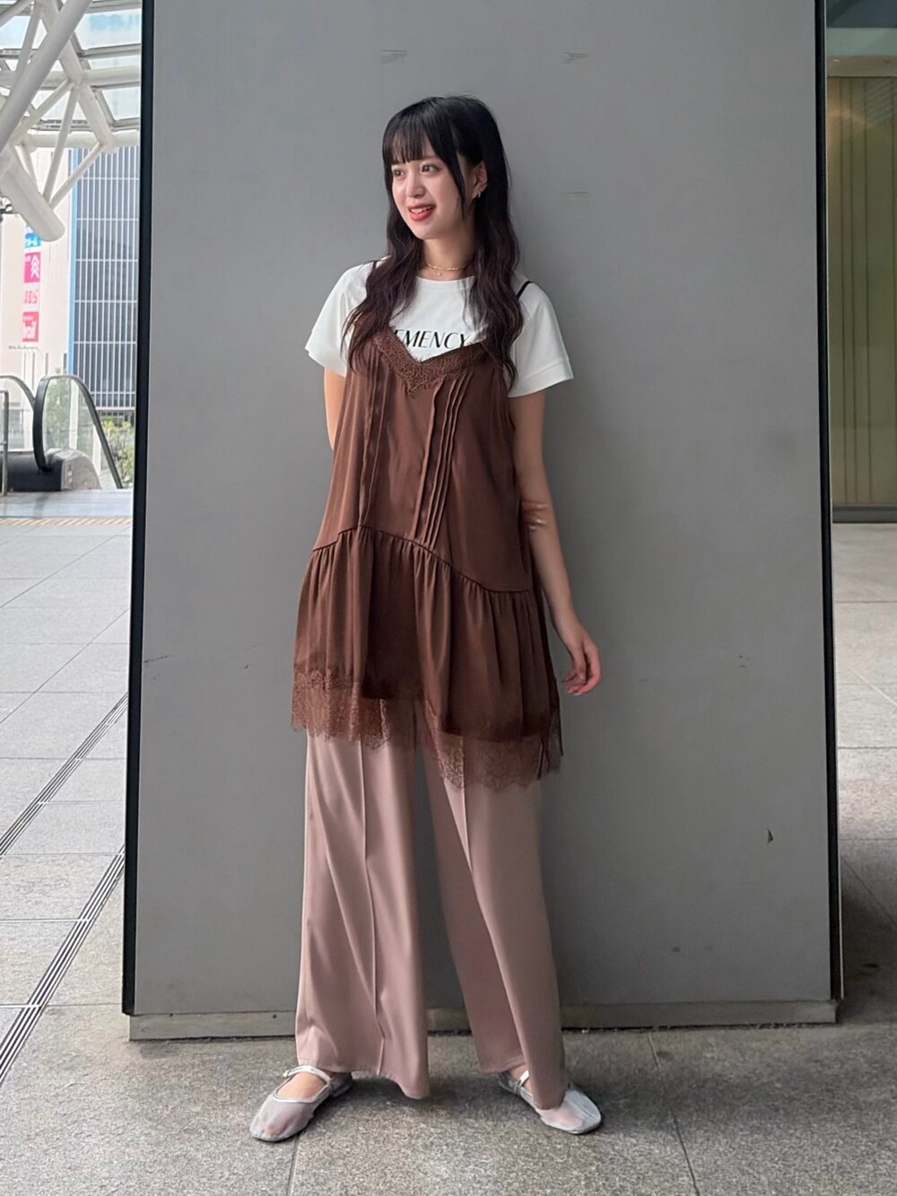 ブラウン系のキャミソール、ベージュ系のその他パンツ、ホワイト系のTシャツ/カットソーを着用したレディースの夏コーディネートの3枚目の写真