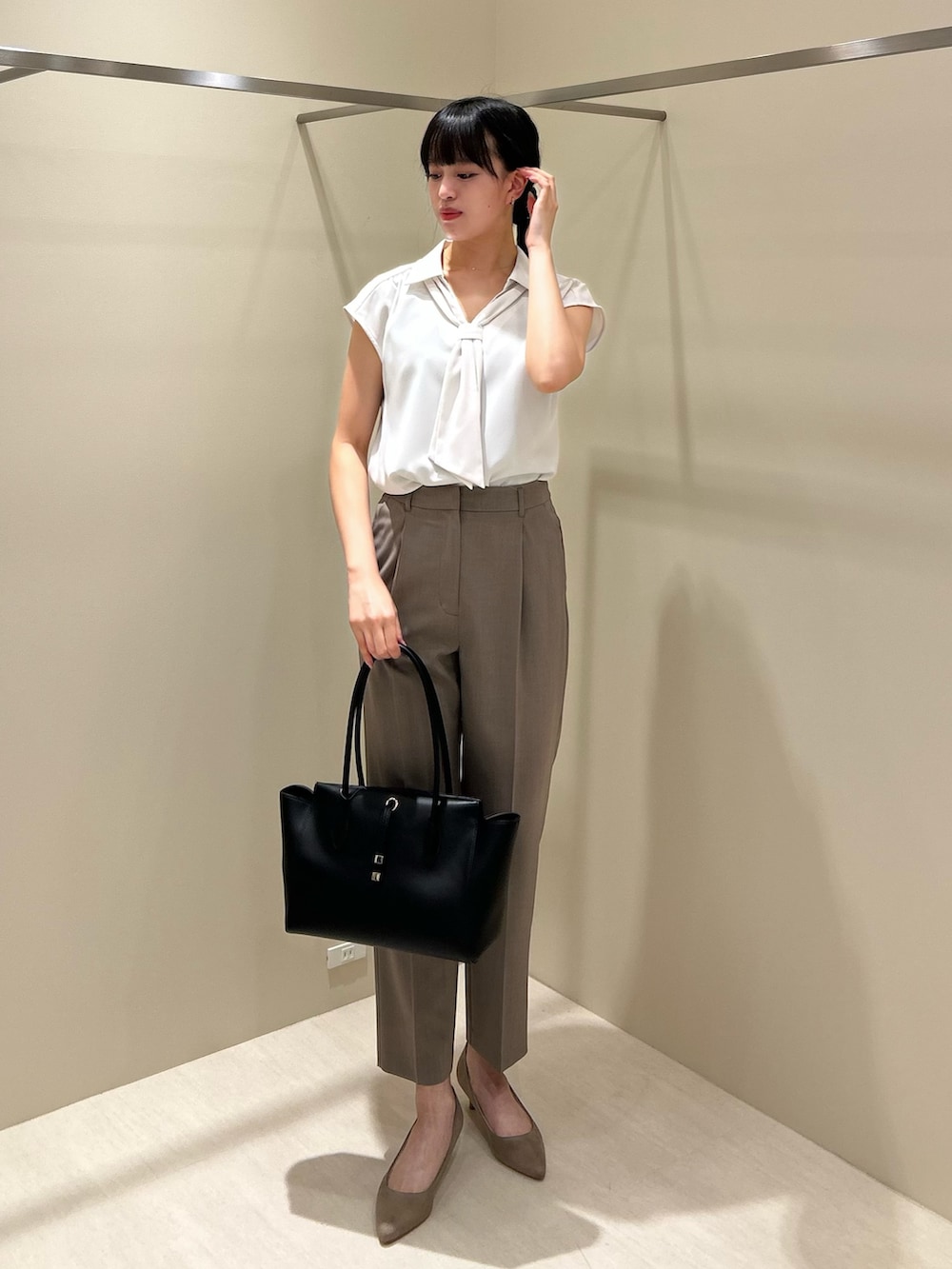 ベージュ系のノーカラージャケット、ベージュ系のその他パンツ、ホワイト系のシャツ/ブラウスを着用したレディースの夏コーディネートの3枚目の写真