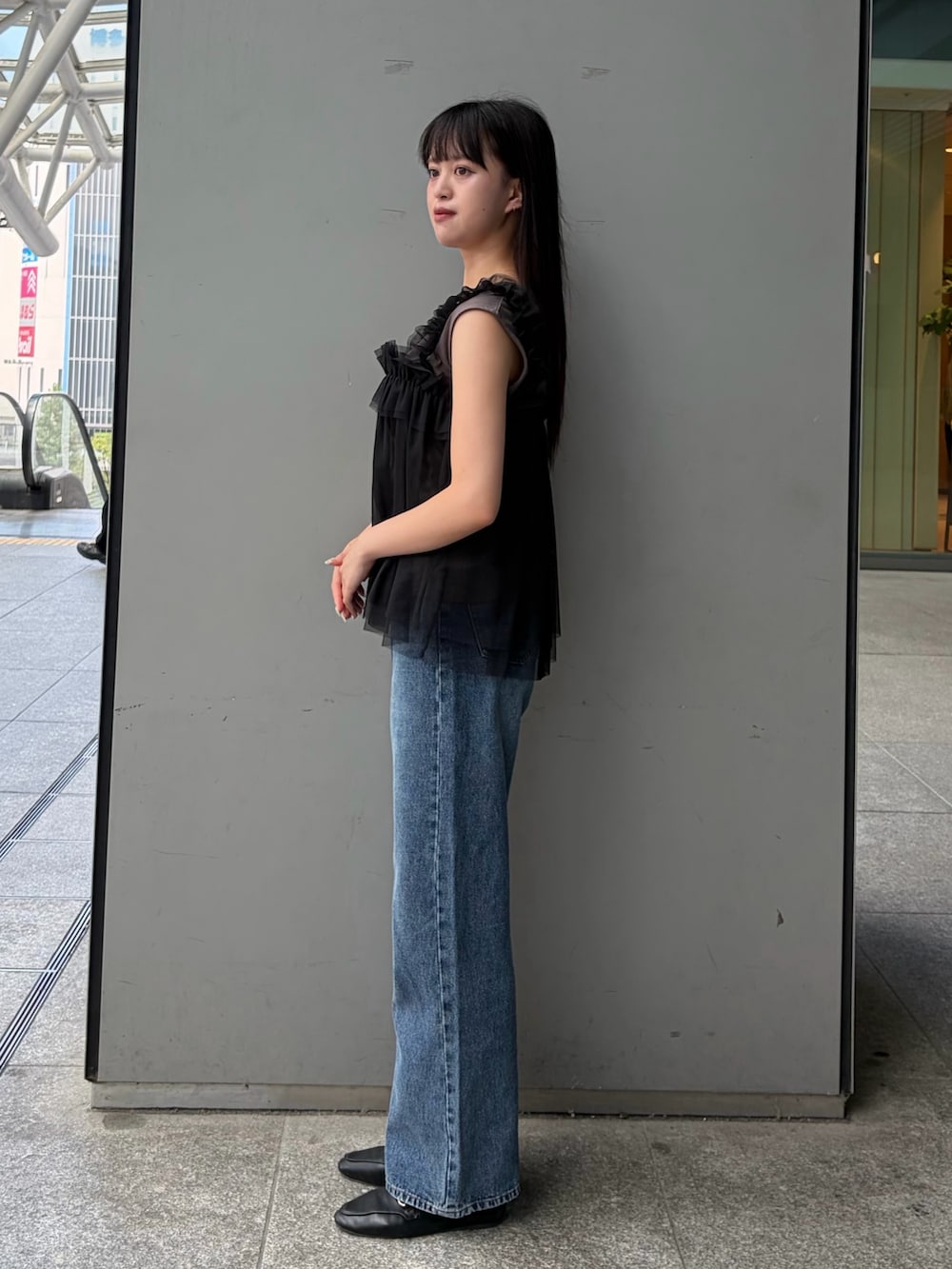 グレー系のTシャツ/カットソー、ブラック系のデニムパンツ、ブラック系のローファーを着用したレディースの夏コーディネートの3枚目の写真