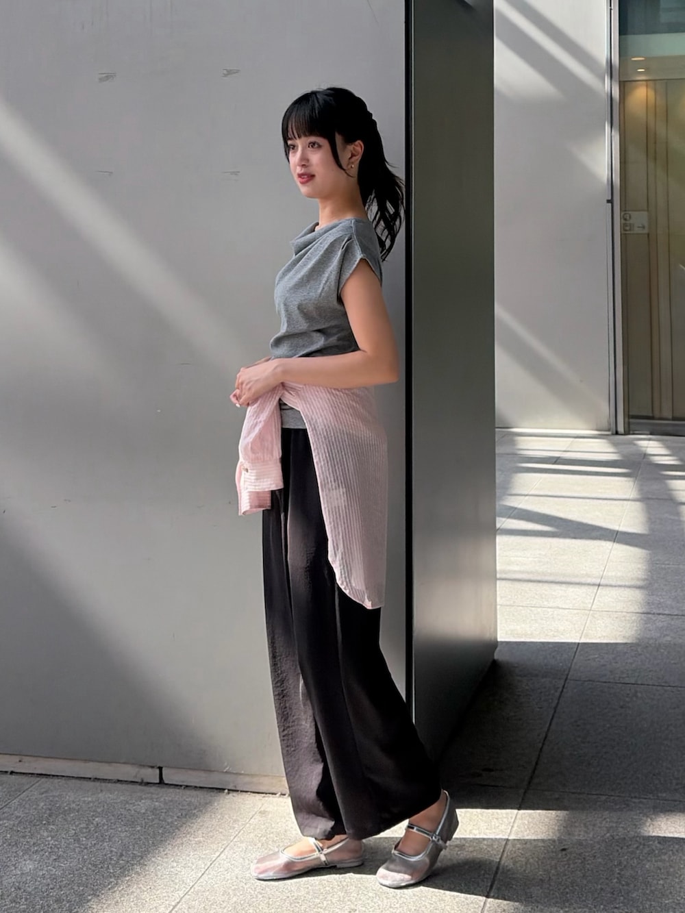 グレー系のTシャツ/カットソー、ピンク系のシャツ/ブラウス、ブラック系のその他パンツを着用したレディースの夏コーディネートの3枚目の写真
