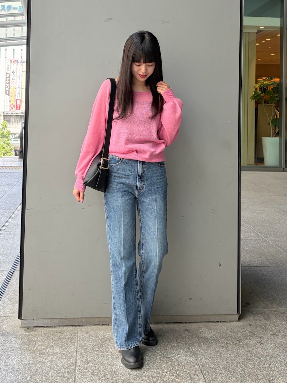 ピンク系のニット/セーター、ブルー系のその他パンツを着用したレディースの夏コーディネートの3枚目の写真
