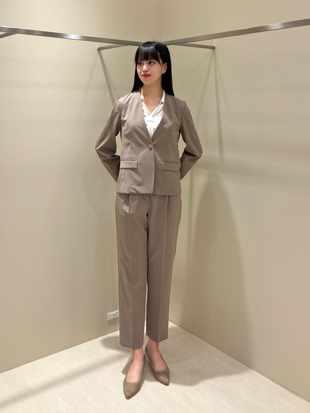 ベージュ系のノーカラージャケット、ベージュ系のその他パンツ、ホワイト系のシャツ/ブラウスを着用したレディースの夏コーディネートの2枚目の写真