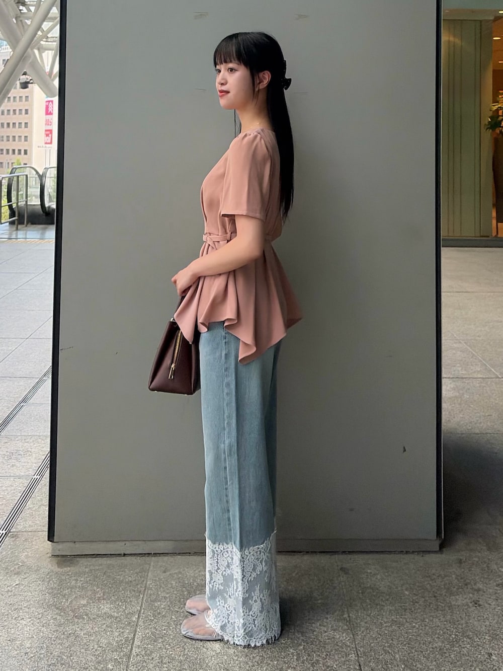ピンク系のシャツ/ブラウス、ブルー系のデニムパンツ、レッド系のトートバッグを着用したレディースの夏コーディネートの3枚目の写真
