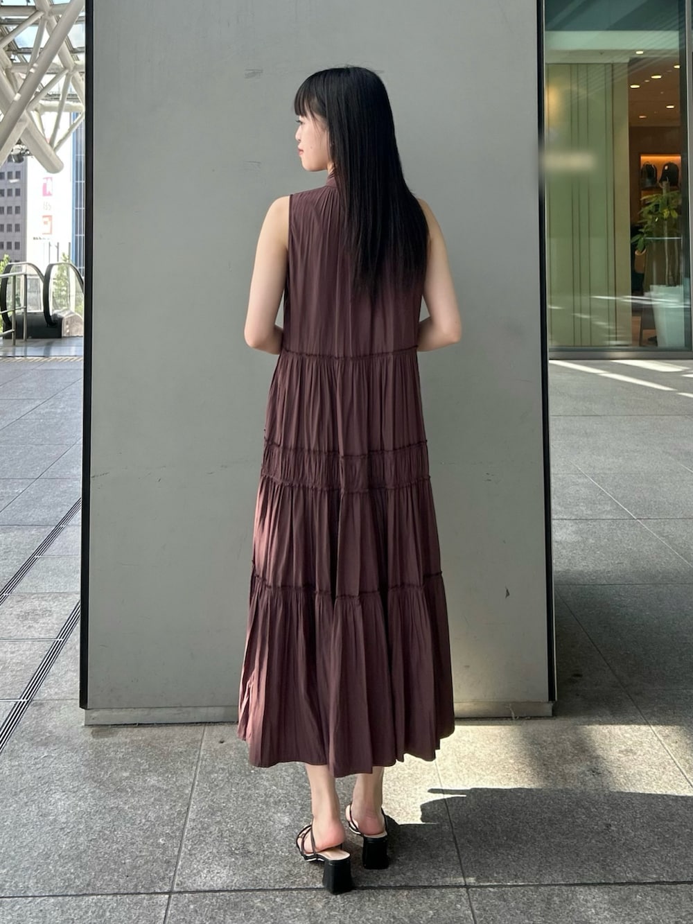ブラウン系のワンピースを着用したレディースの夏コーディネートの4枚目の写真