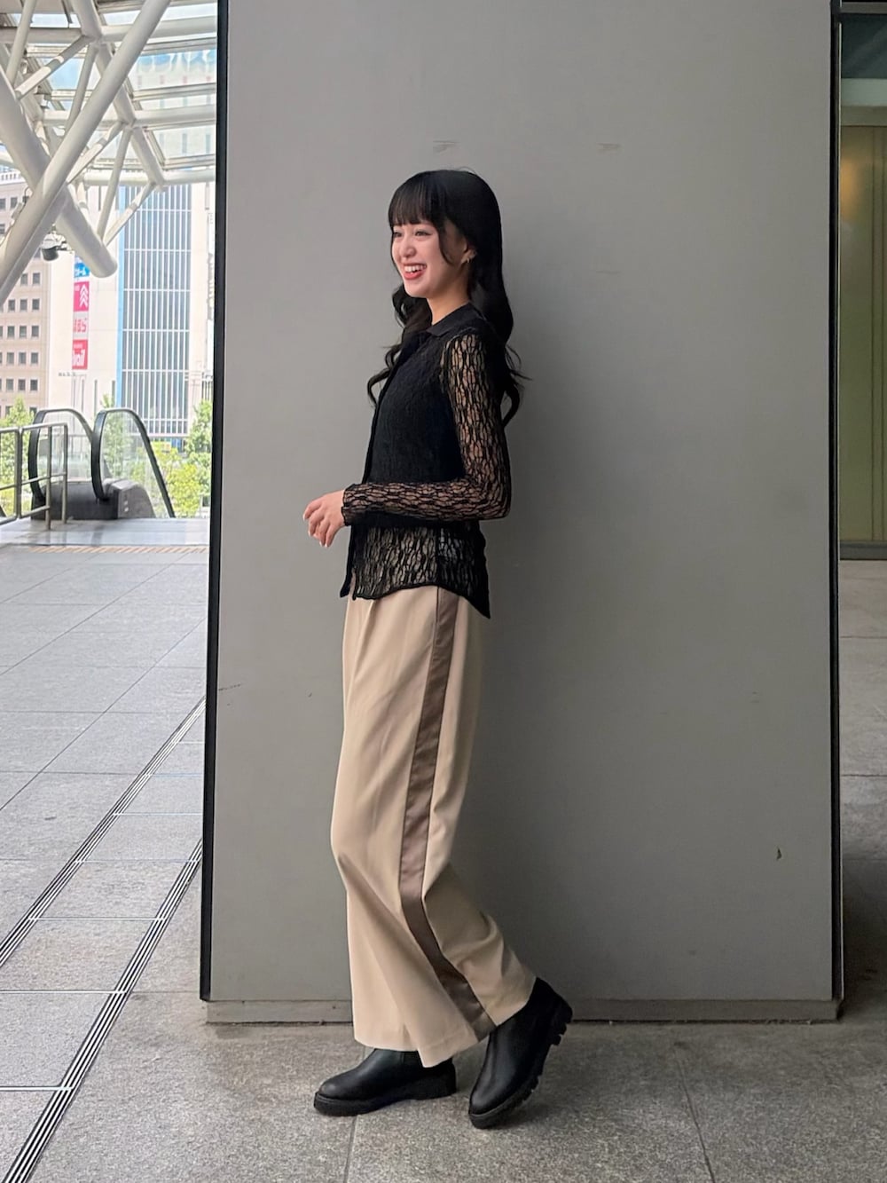 ブラック系のシャツ/ブラウス、ベージュ系のその他パンツ、ブラック系のブーツを着用したレディースの夏コーディネートの3枚目の写真