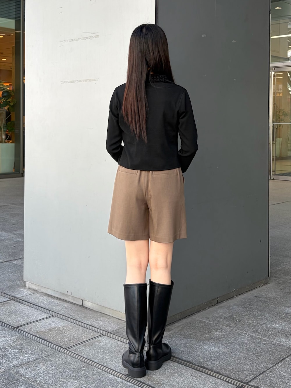 ブラック系のカーディガン/ボレロ、ブラウン系のその他パンツ、ブラウン系のボストンバッグを着用したレディースの秋コーディネートの5枚目の写真