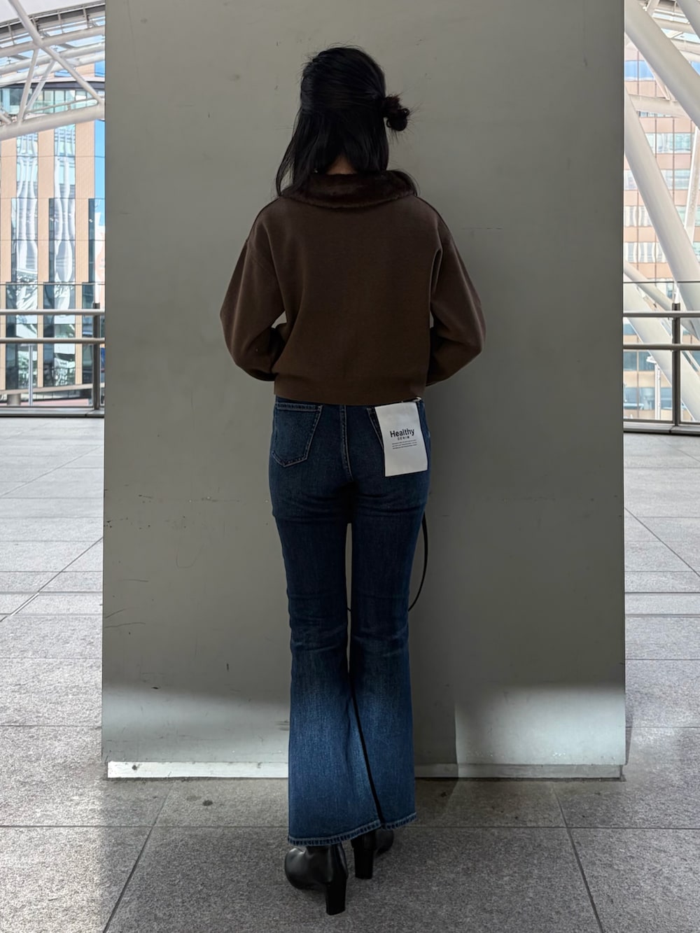 ブラウン系のカーディガン/ボレロ、ブルー系のデニムパンツを着用したレディースの秋コーディネートの4枚目の写真