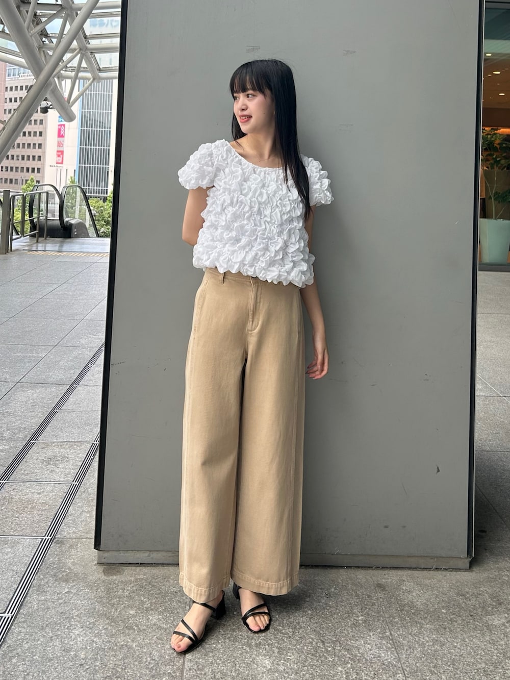 イエロー系のその他パンツ、ホワイト系のシャツ/ブラウスを着用したレディースの夏コーディネートの3枚目の写真