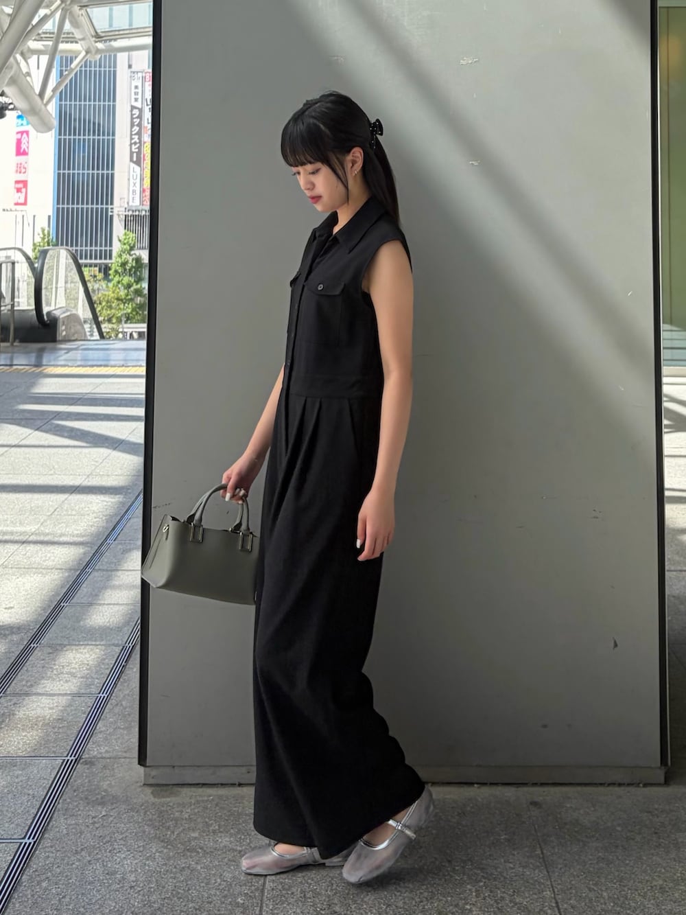 ブラック系のつなぎ/オールインワン、グリーン系のトートバッグを着用したレディースの夏コーディネートの3枚目の写真