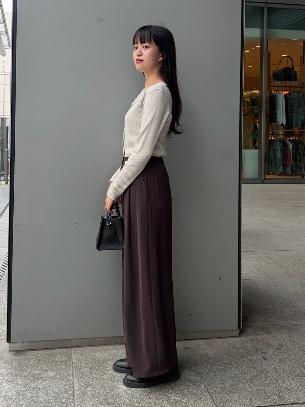 ベージュ系のカーディガン/ボレロ、ブラウン系のその他パンツ、ブラック系のトートバッグを着用したレディースの夏コーディネートの3枚目の写真
