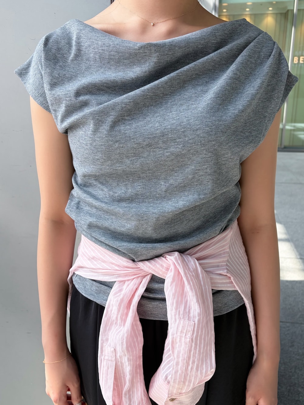 グレー系のTシャツ/カットソー、ピンク系のシャツ/ブラウス、ブラック系のその他パンツを着用したレディースの夏コーディネートの4枚目の写真