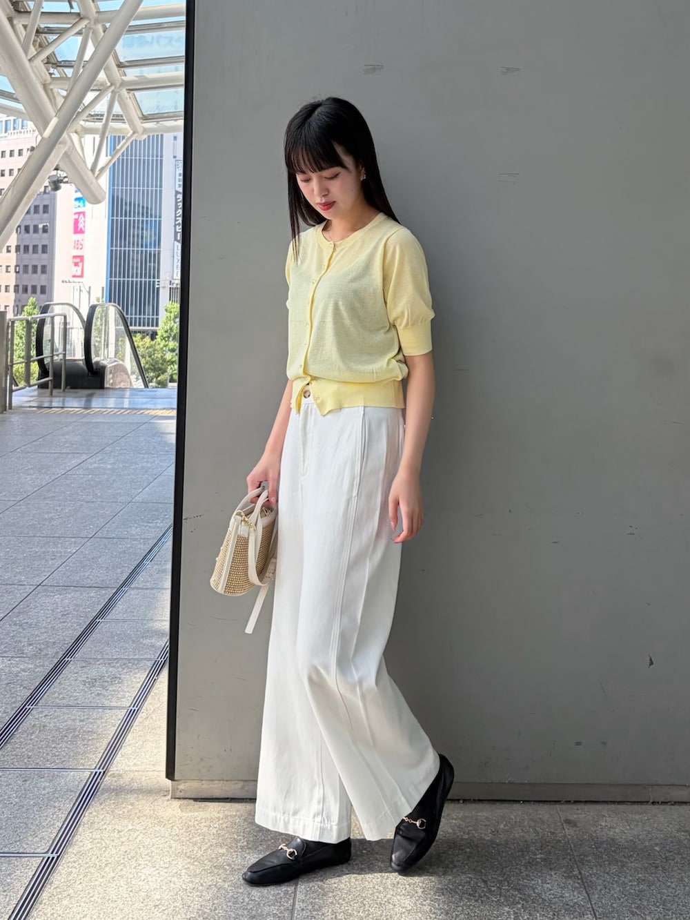 ブルー系のカーディガン/ボレロ、ホワイト系のその他パンツ、ブラック系のローファーを着用したレディースの夏コーディネートの3枚目の写真