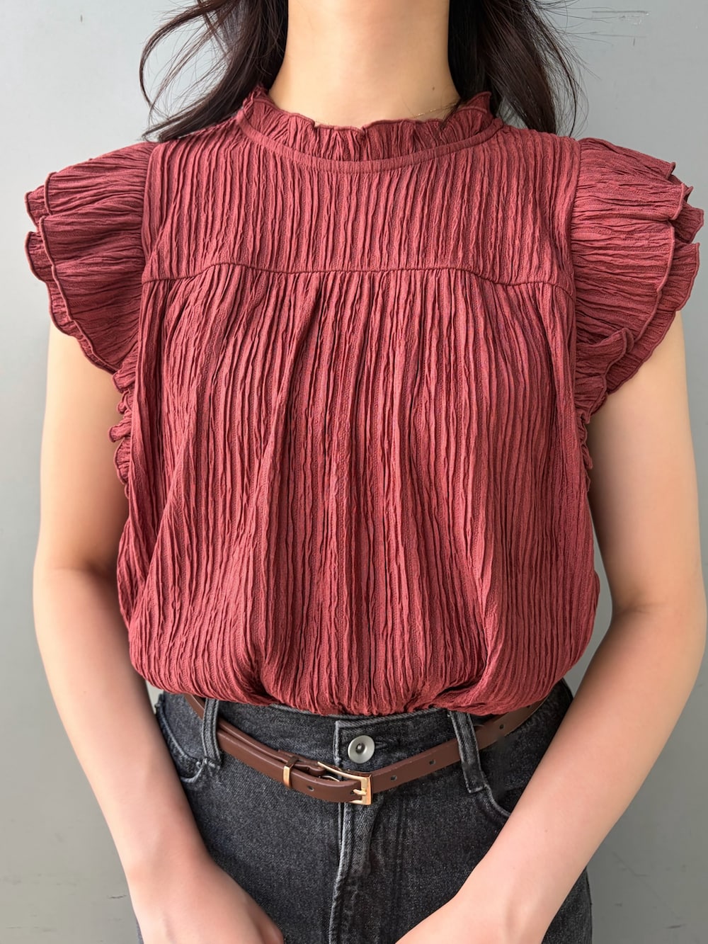 ブラウン系のTシャツ/カットソー、ブラック系のデニムパンツ、イエロー系のサンダルを着用したレディースの夏コーディネートの5枚目の写真