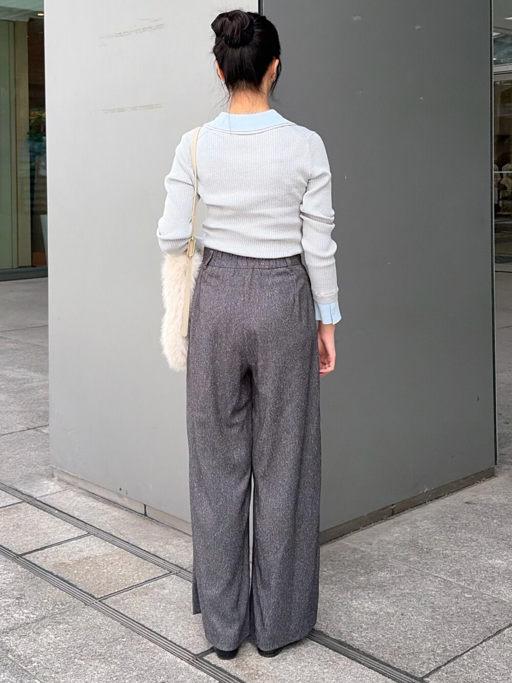グレー系のニット/セーター、グレー系のその他パンツ、ホワイト系のショルダーバッグを着用したレディースの秋コーディネートの5枚目の写真