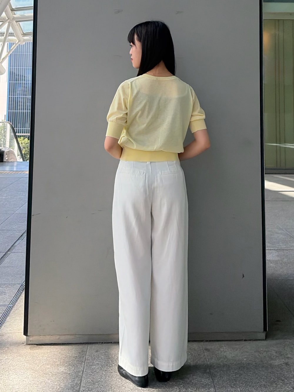 ブルー系のカーディガン/ボレロ、ホワイト系のその他パンツ、ブラック系のローファーを着用したレディースの夏コーディネートの4枚目の写真