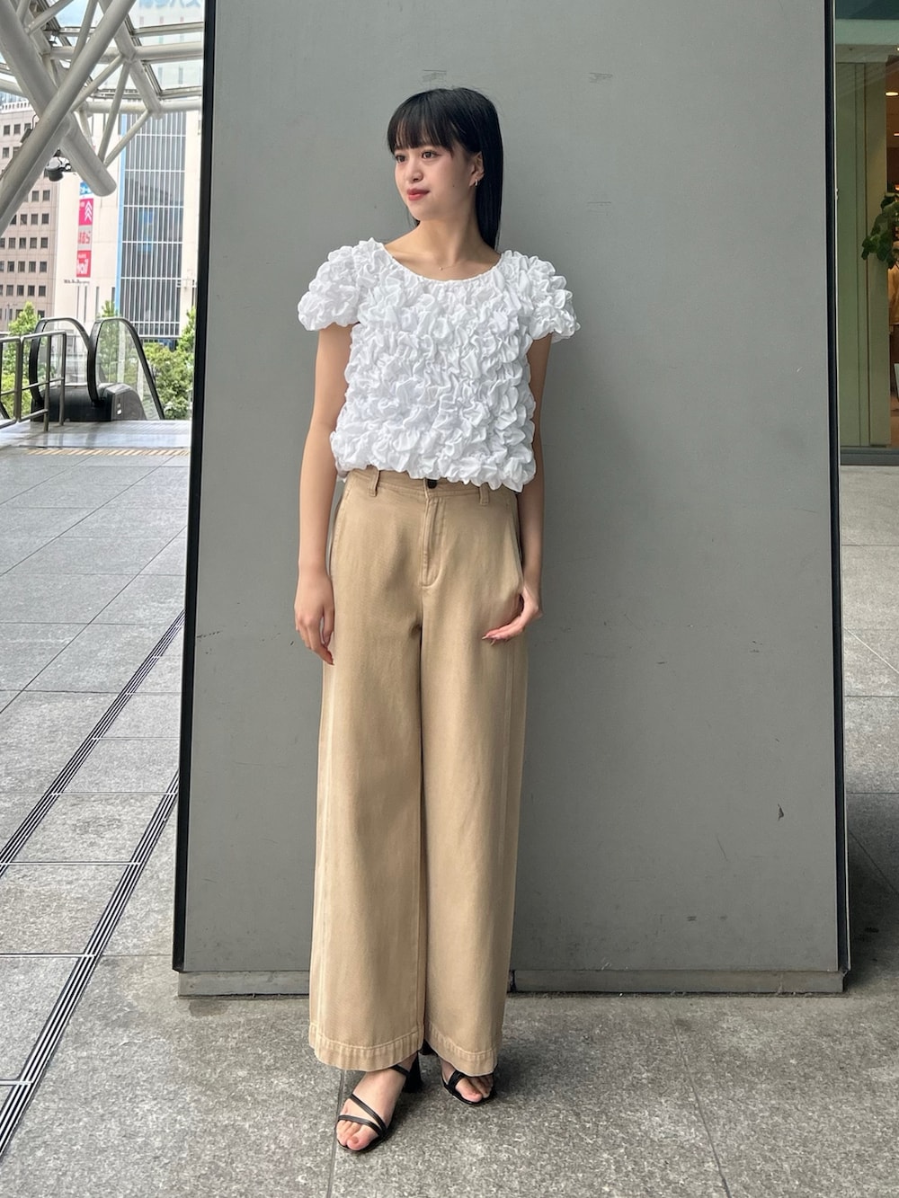 イエロー系のその他パンツ、ホワイト系のシャツ/ブラウスを着用したレディースの夏コーディネートの2枚目の写真